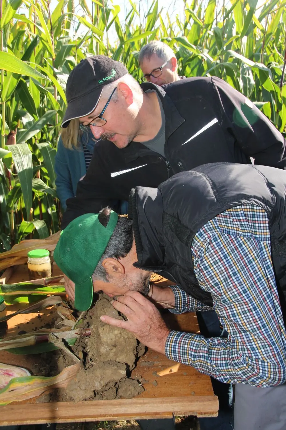 So muss guter Boden riechen: Landwirt Helmut Heck schnuppert an einer Bodenprobe. ⇥