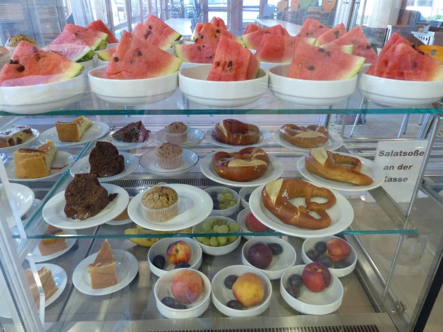 Vom Kuchen bis zur Melone: Die Dessert-Auswahl kann sich sehen lassen.⇥