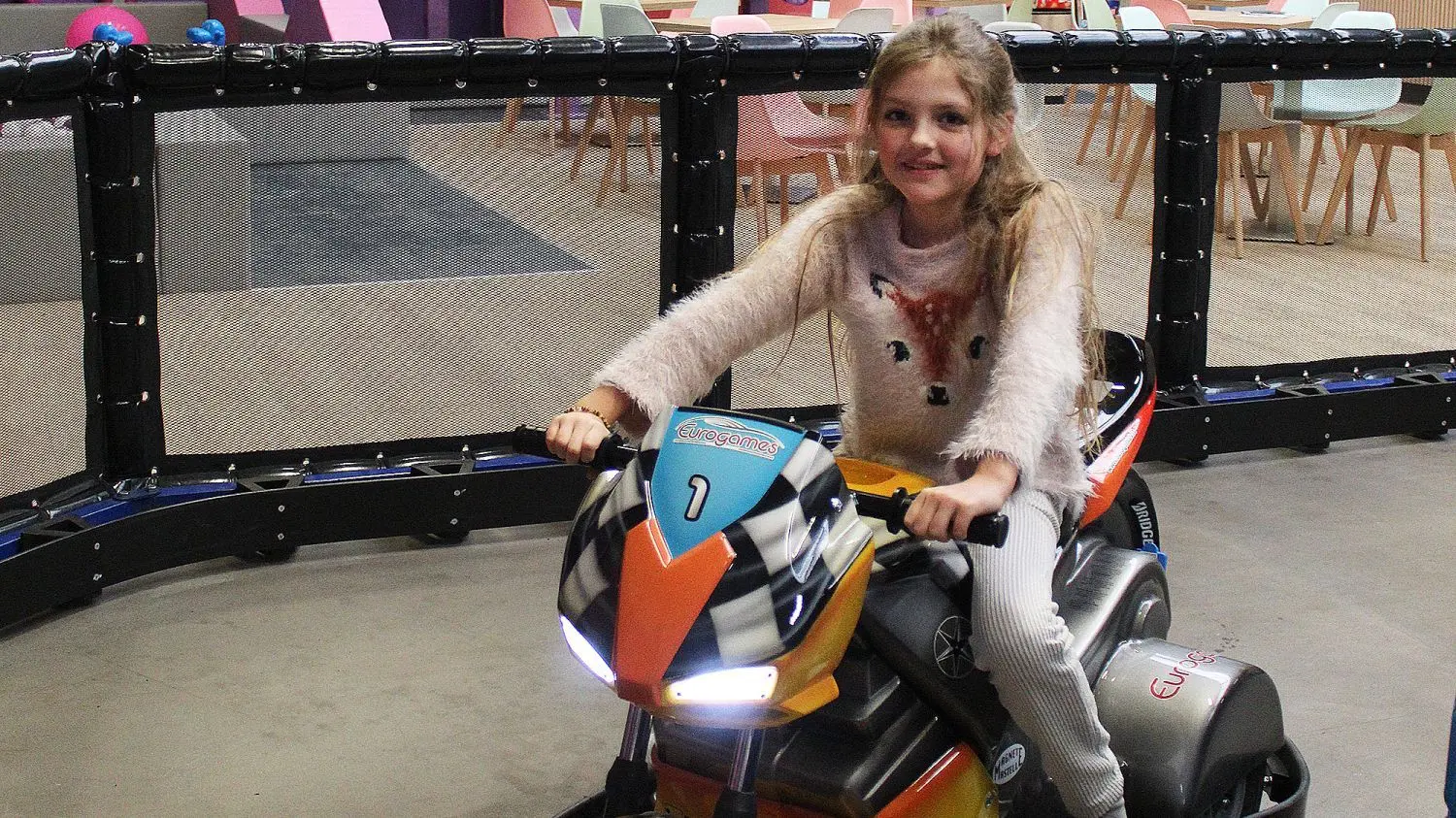 Auch bei Ariana (hier auf der E-Kartbahn) ist die Vorfreude auf die Eröffnung schon groß.