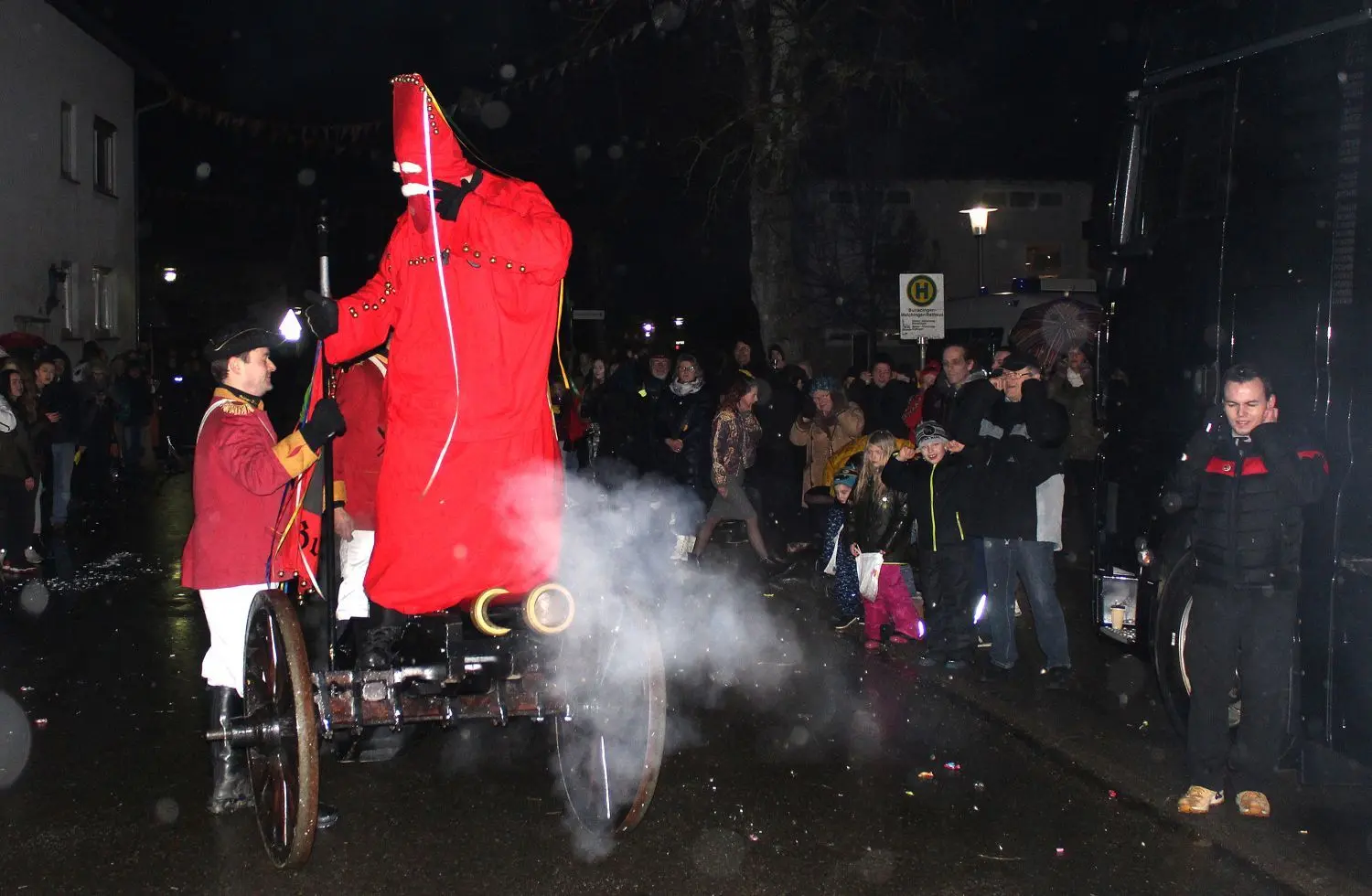 Ein Schuss aus der Bisinger Butzenkanone. Das knallt! Wer noch nicht wach war, war’s jetzt.