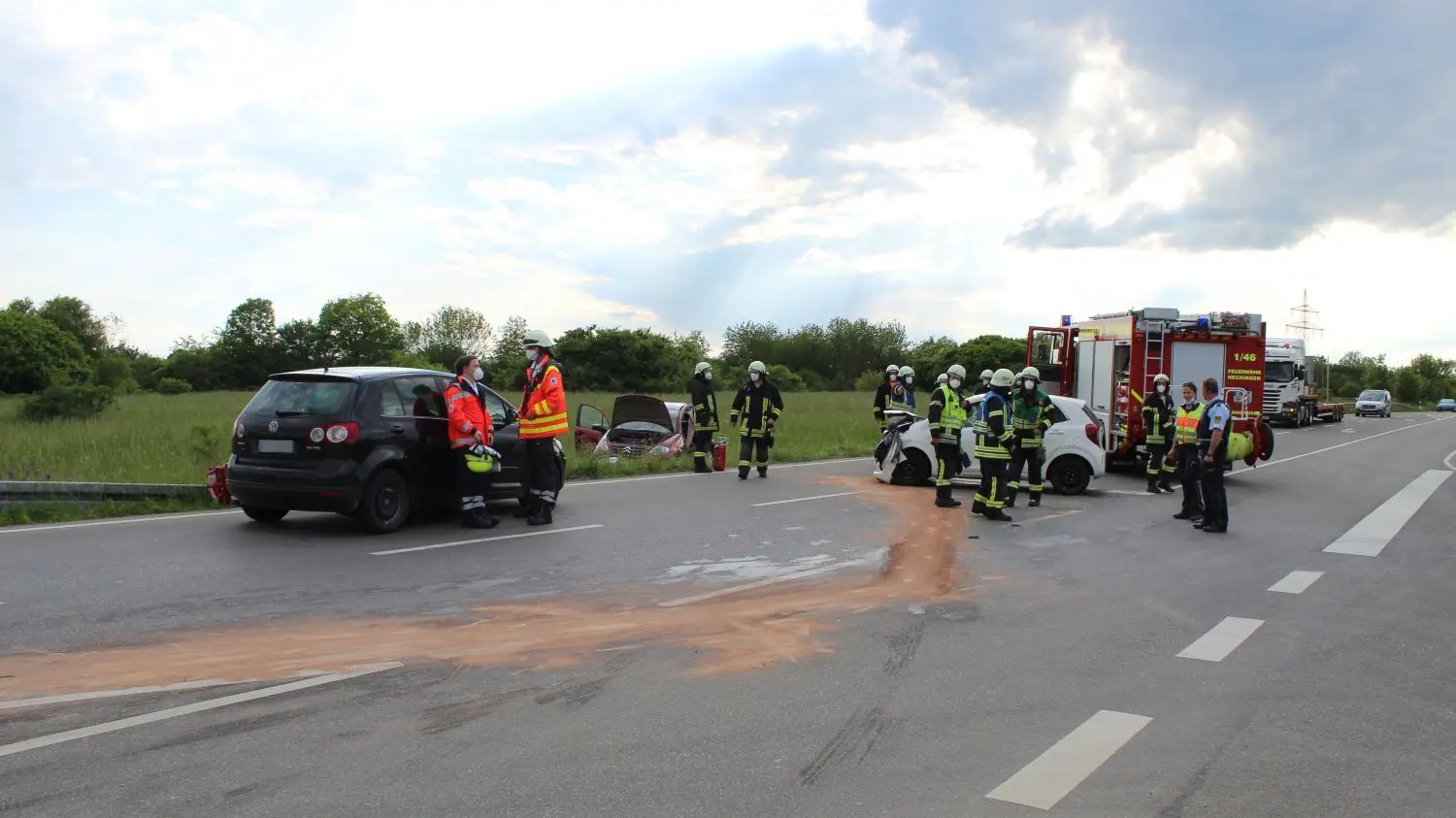 Auf der L 410 zwischen Hechingen und Stein sind am Mittwochabend zwei Fahrzeuge zusammengekracht. Zahlreiche Rettungskräfte eilten heran. Der Verkehr musste lange Zeit umgeleitet werden.