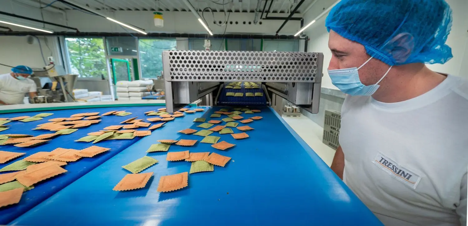 In der Pasta-Manufaktur Tressini werden Ravioli buchstäblich am laufenden Band produziert – mit unglaublichen Füllungen.⇥