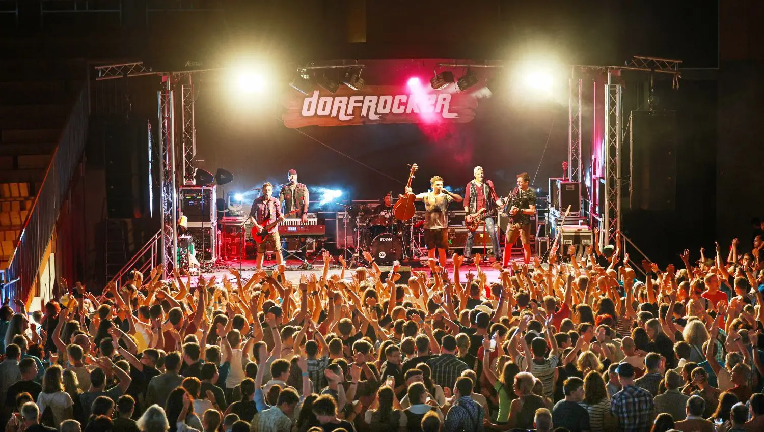 Die Band „Dorfrocker“ bringt die Arena Hohenlohe zum Beben. Das Publikum singt, klatscht und tanzt begeistert mit.