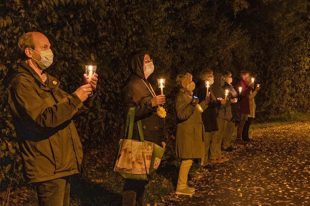 Wir denken an euch: Auf Anregung von Pfarrerin Susanne Vetter haben Blausteiner während des Besuchsverbots vor dem Seniorenzentrum Kerzen angezündet und gehalten.