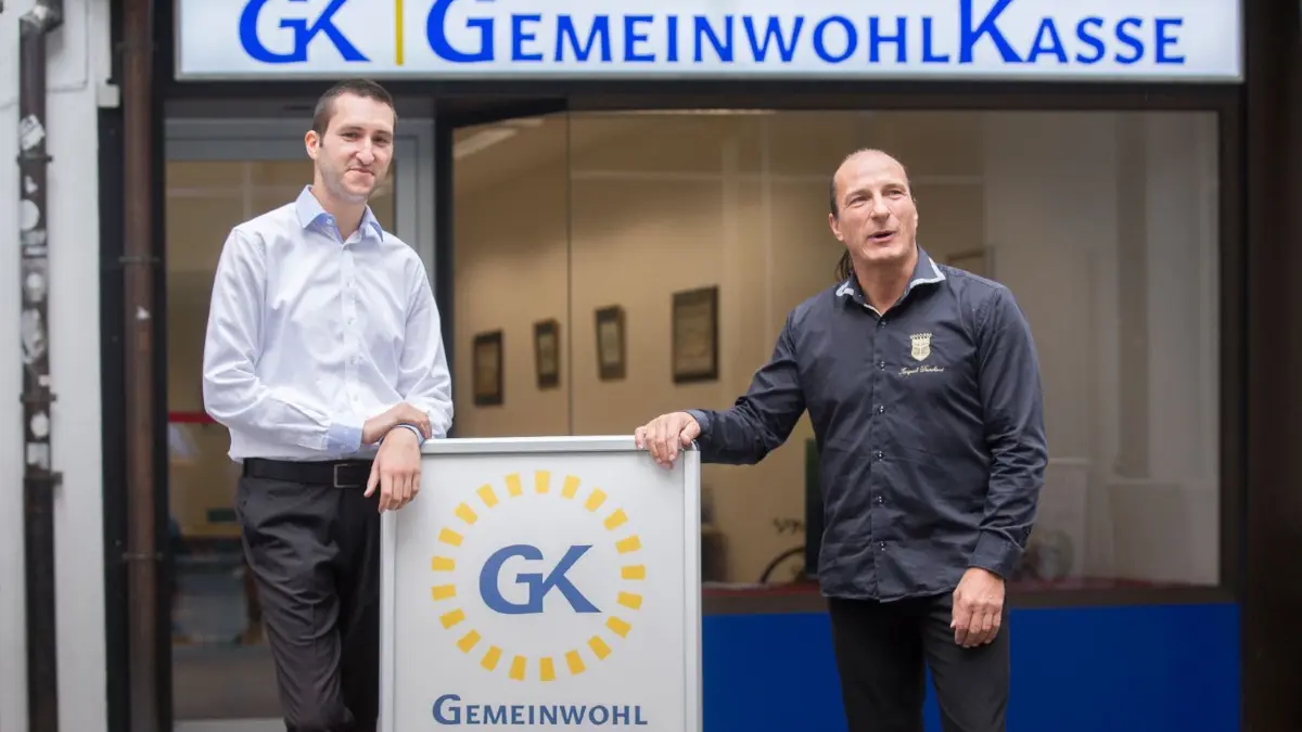 Filialleiter Mario Garro (links) mit „König von Deutschland“ Peter Fitzek bei der Eröffnung der Gemeinwohl-Kasse in der Neuen Straße in Ulm im September.⇥
Eröffnung Gemeinwohlkasse in der Neue Straße