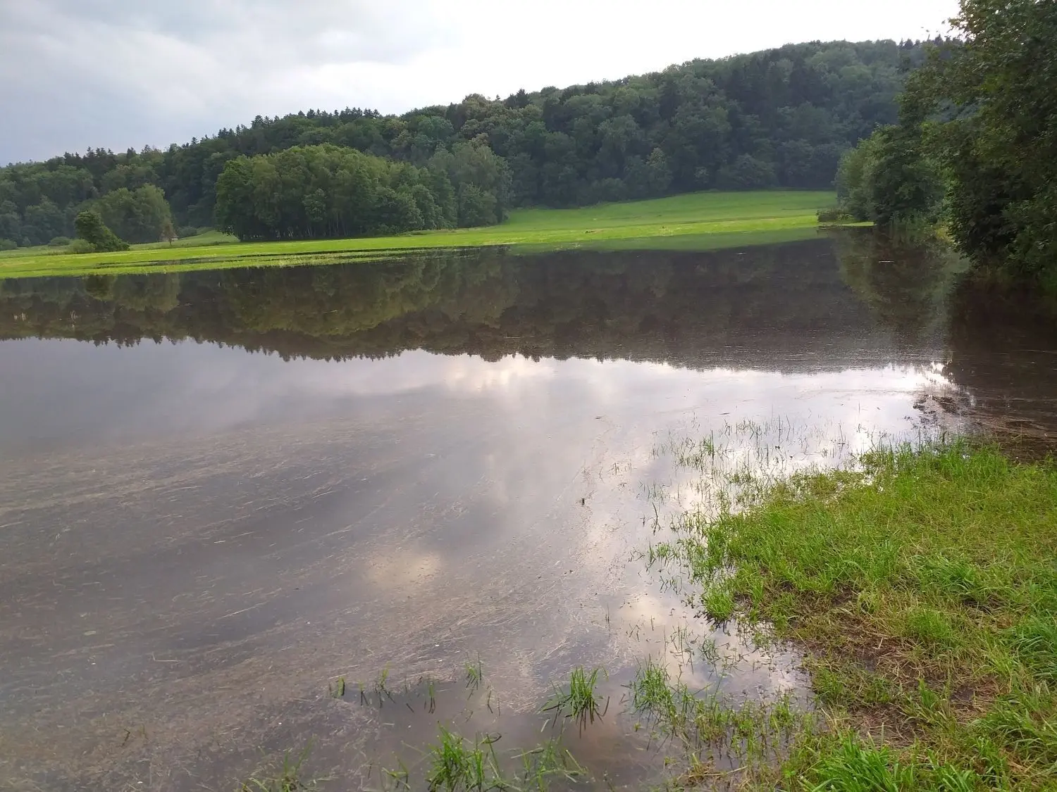 Eine Seenlandschaft entstand auf den Wiesen um den Dietenheimer Riedgraben. Im angrenzenden Wohngebiet drückte das Grundwasser nun in die Keller.