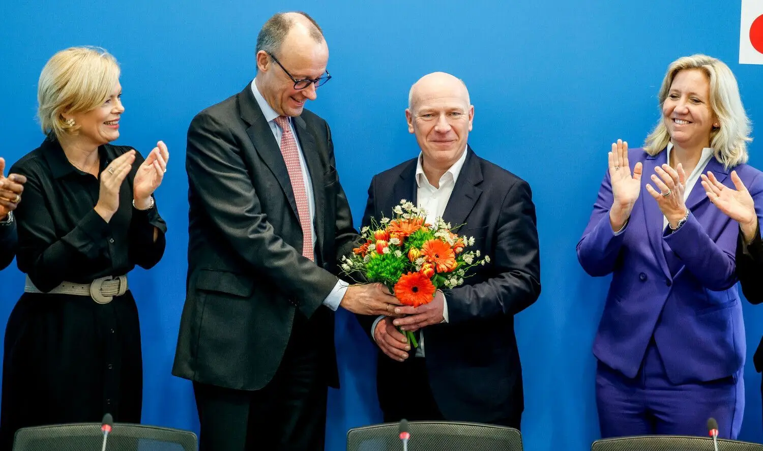 Blumen für den Sieger. Friedrich Merz (Mitte links), CDU Bundesvorsitzender, überreicht Kai Wegner (CDU), Spitzenkandidat seiner Partei, einen Blumenstrauß. Links steht Julia Klöckner, Bundesschatzmeisterin der CDU, und rechts Ines Claus, Fraktionsvorsitzende der CDU-Fraktion im Hessischen Landtag.⇥