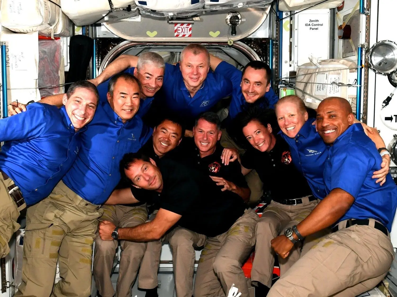 Ein Bild aus glücklicheren Tagen: die amerikanisch-russisch-japanisch-französische Crew der ISS nach der Ankunft neuer Astronauten im April 2021. ⇥