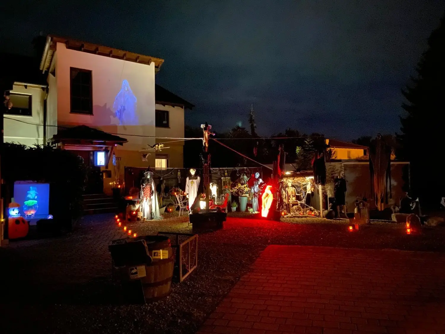 20 Figuren, acht Gräber und 50 Kerzen schmücken den Hof.
