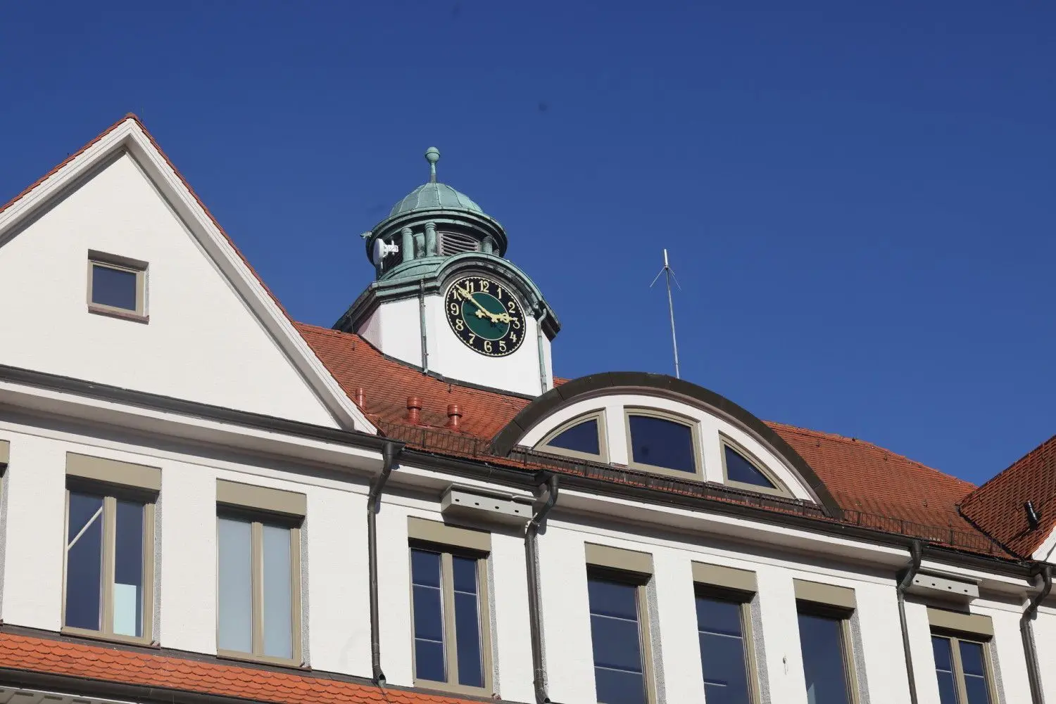 Das sanierte Uhlandzentrum: Kaum eingezogen, müssen sich Mieter und Besucher mit Saboteuren herumschlagen.⇥