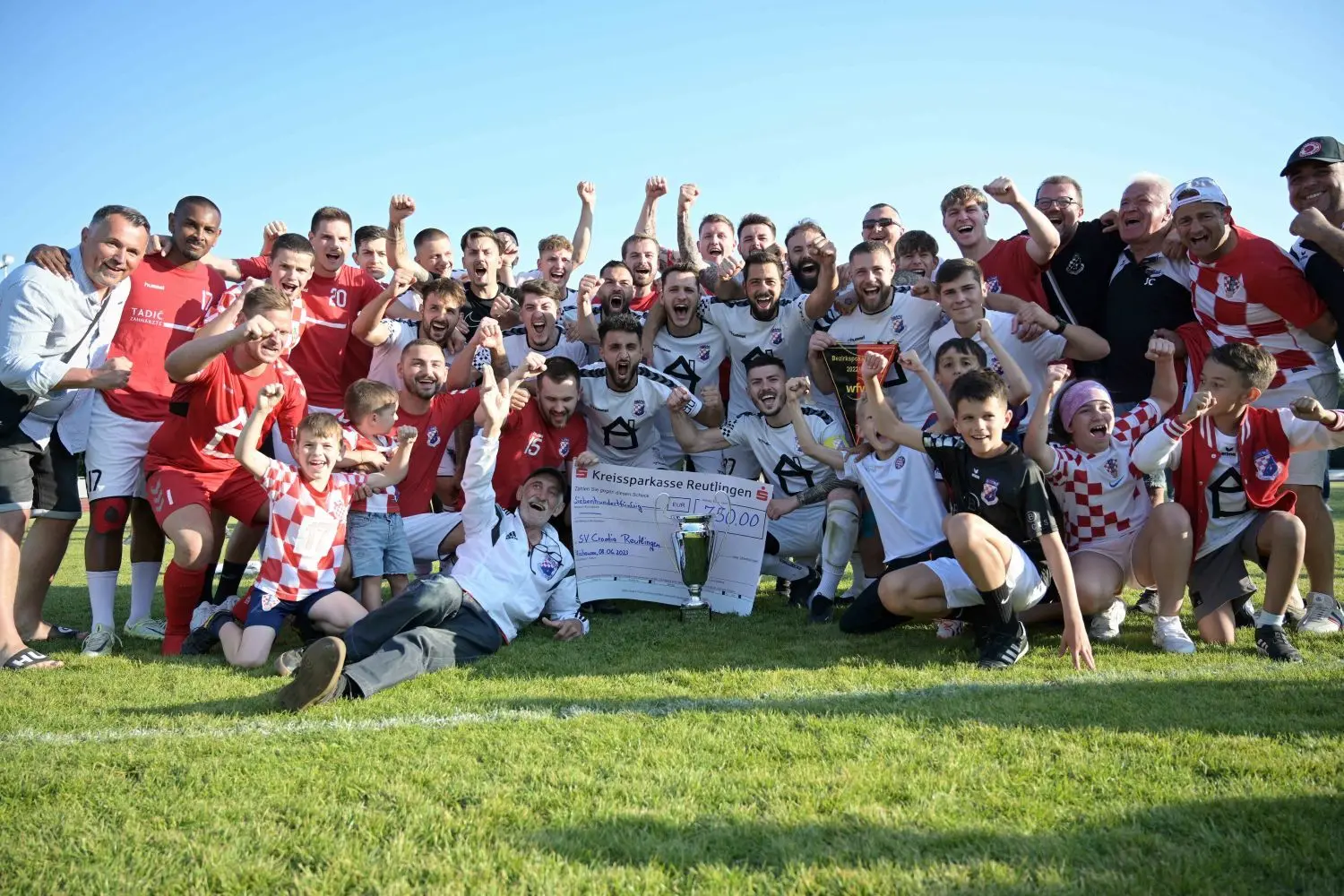 Bezirksliga-Tabellenführer SV Croatia Reutlingen durfte am Donnerstag verdientermaßen den Bezirkspokalsieg in Pliezhausen bejubeln. Nun lockt die 1. Runde im WFV-Pokal. Und am Sonntag kann der Landesligaaufstieg perfekt gemacht werden.⇥