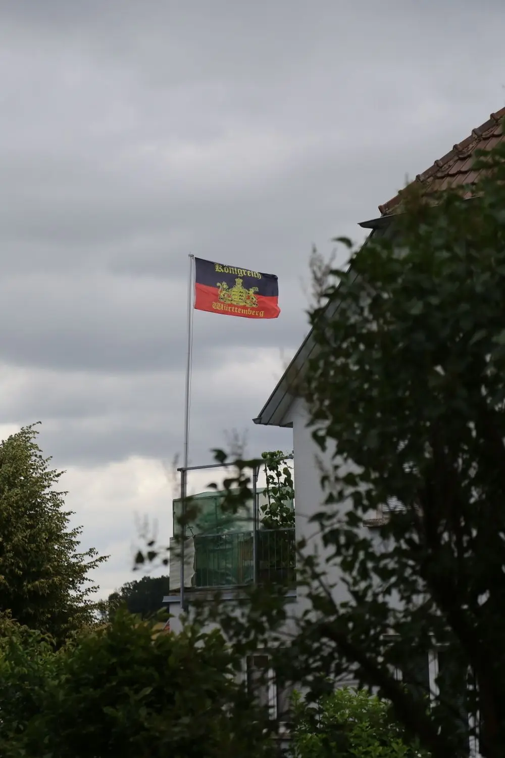 Hier grüßt das „Königreich Württemberg“: Die Flagge taucht auch bei so genannten Reichsbürgern im Landkreis Hall auf. ⇥