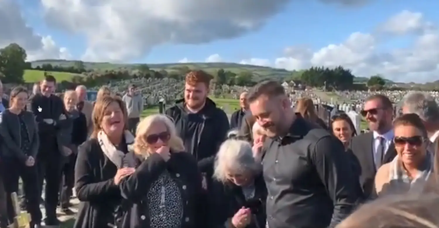 Die Trauergäste lachen bei der Beerdigung von Shay Bradley in Irland - Seine Stimme ertönte aus dem Sarg.
