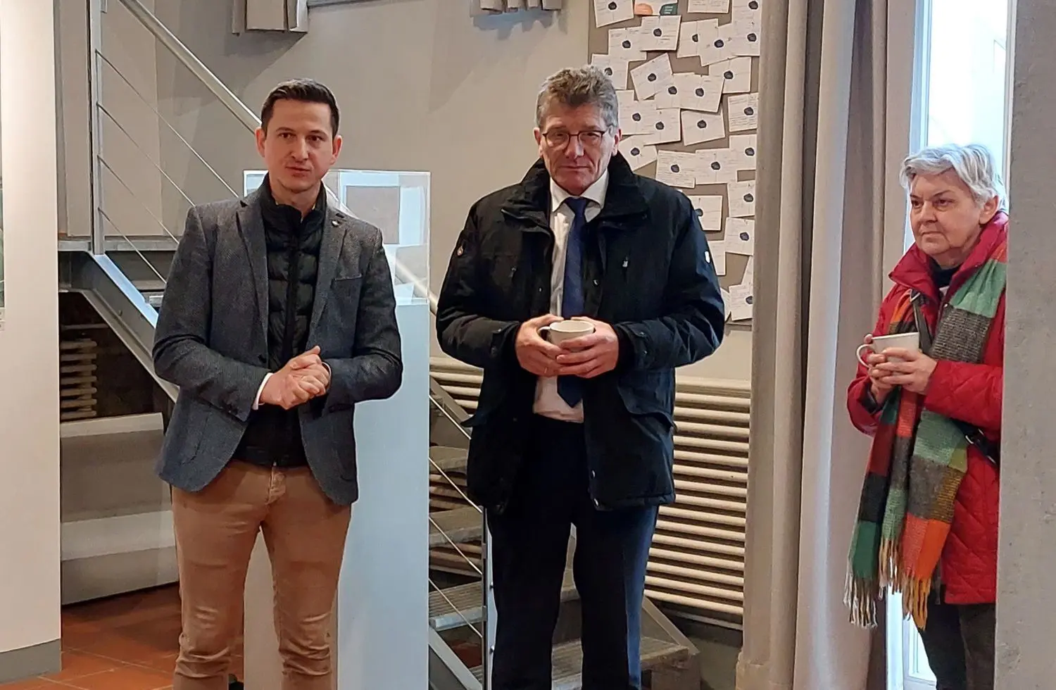 Führung durch das Museum KZ Bisingen, hier stieß Bisingens Bürgermeister Roman Waizenegger (l.) dazu. Neben dem Landesbischof rechts im Bild: Gemeinderätin Gisela Birr.