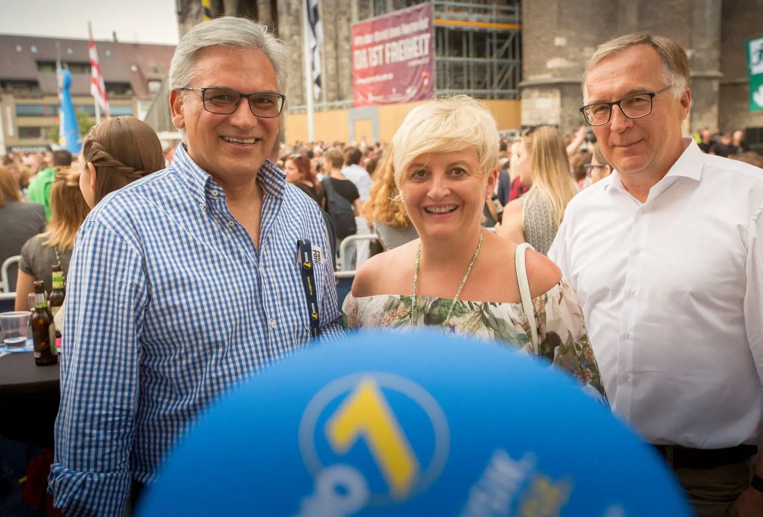 Entspannt (von links): OB Gunter Czisch mit Ehefrau Sigrid, SWP-Geschäftsführer Thomas Brackvogel.