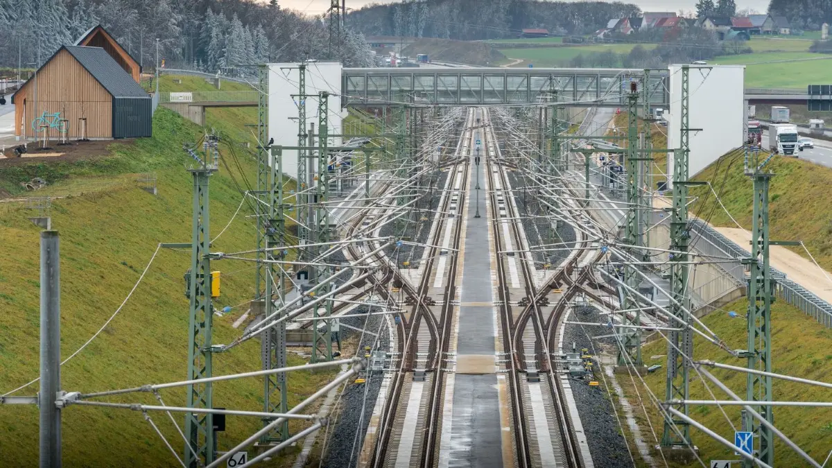 Die Schnellbahntrasse wurde 2022 eröffnet.
Bahnhof Merklingen Schnellbahntrasse Ulm Stuttgart