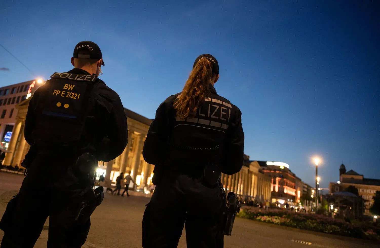 Einsatzkräfte der Polizei stehen am Abend nach den Ausschreitungen in der Nacht auf dem Schlossplatz in Stuttgart.