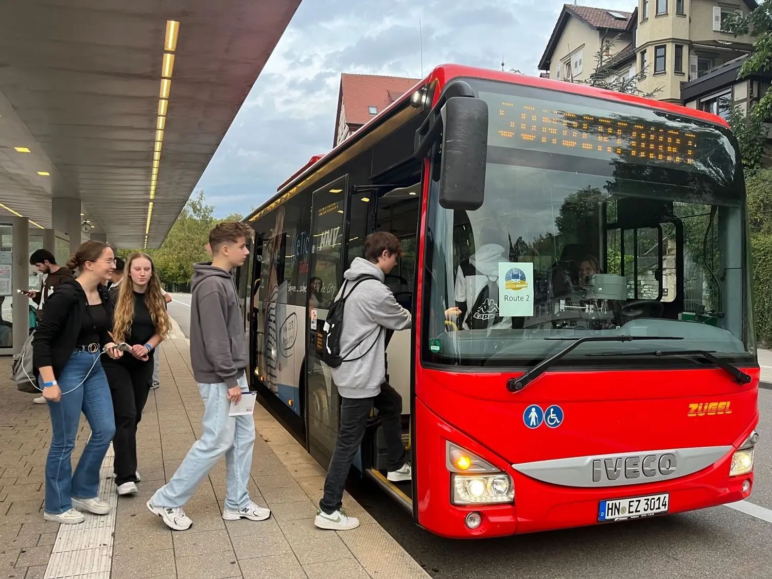 Drei Busrouten sind eingerichtet, um die Jugendlichen zu ihrem gewünschten Standort zu bringen. Die Schüler können anschließend wieder zusteigen und zum nächsten Betrieb fahren. ⇥