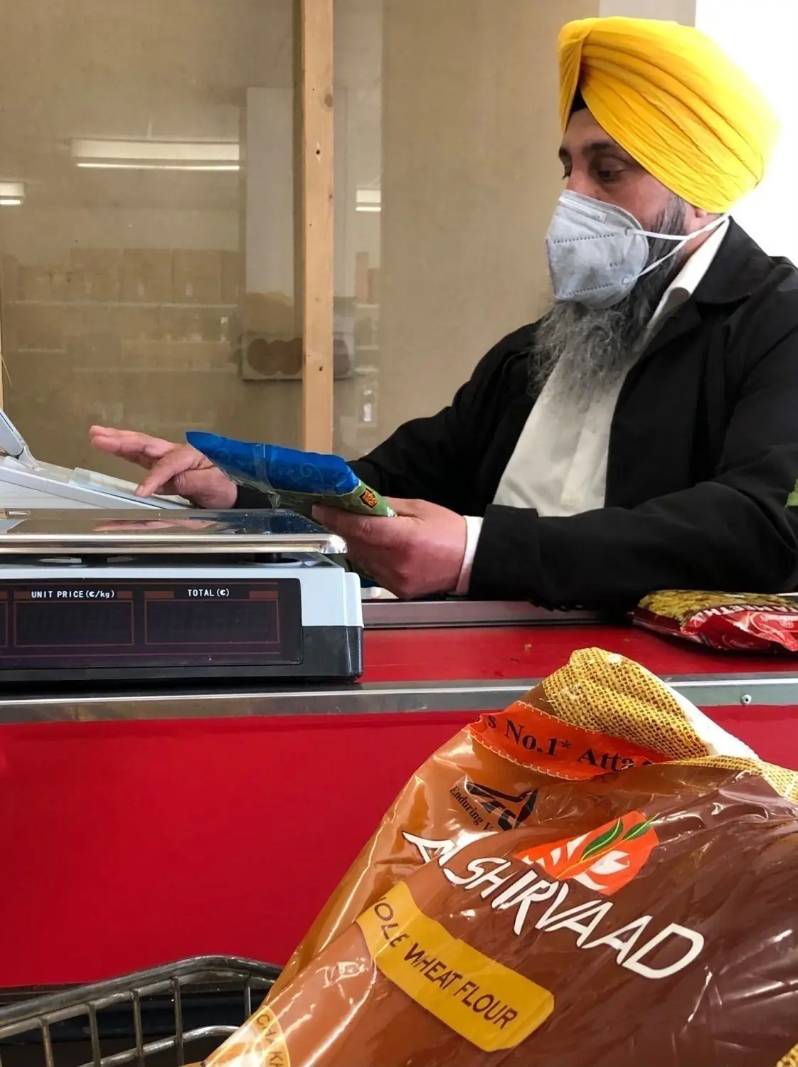 Alle Zutaten fürs Fladenbrot: Händler Satnam Singh ist auf Großpackungen spezialisiert, jetzt auch in einem Laden mit Vorgeschichte in Neu-Ulm.