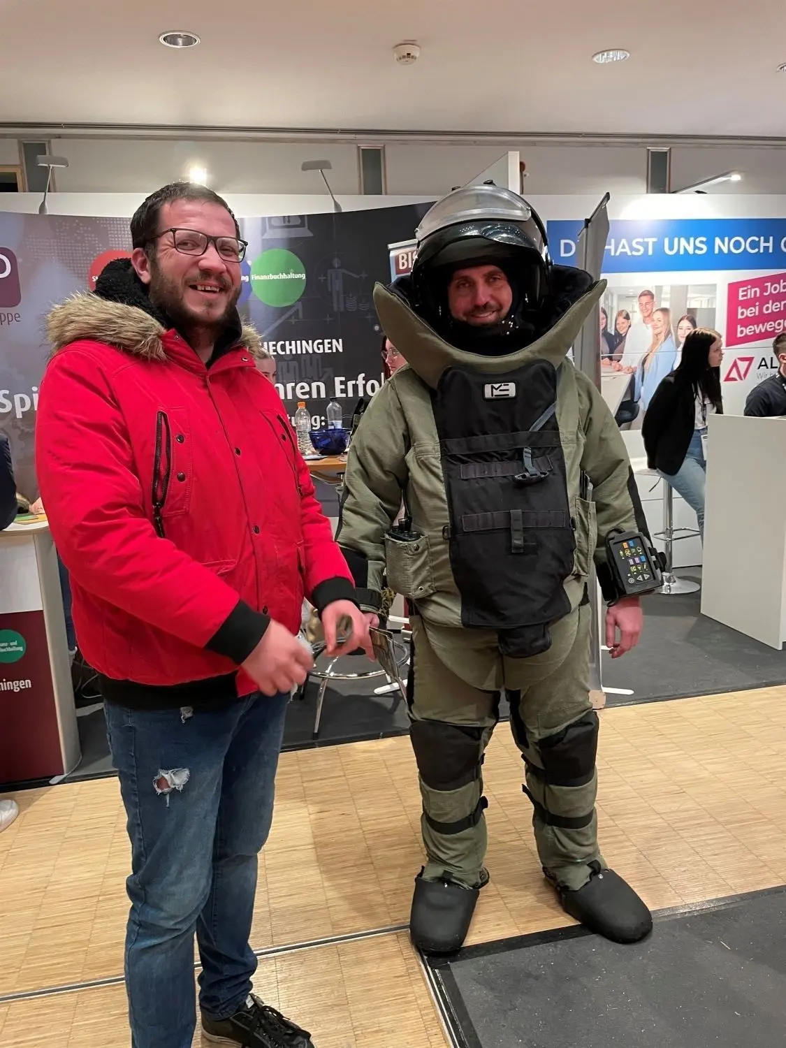 Die Ausbildungs- und Studienmesse Startklar am Donnerstag und Freitag in Albstadt hatte ein optisches Highlight: den Hauptfeldwebel von der Kampfmittelabwehr der Bundeswehr.⇥