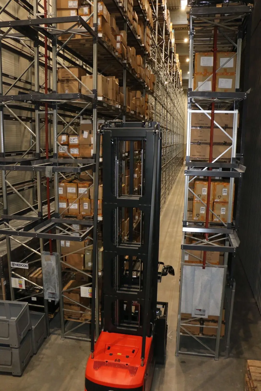 Knapp 70­ 000 Lagerkisten sowie 2500 Palettenstellplätze finden Platz in dem riesigen Lager.