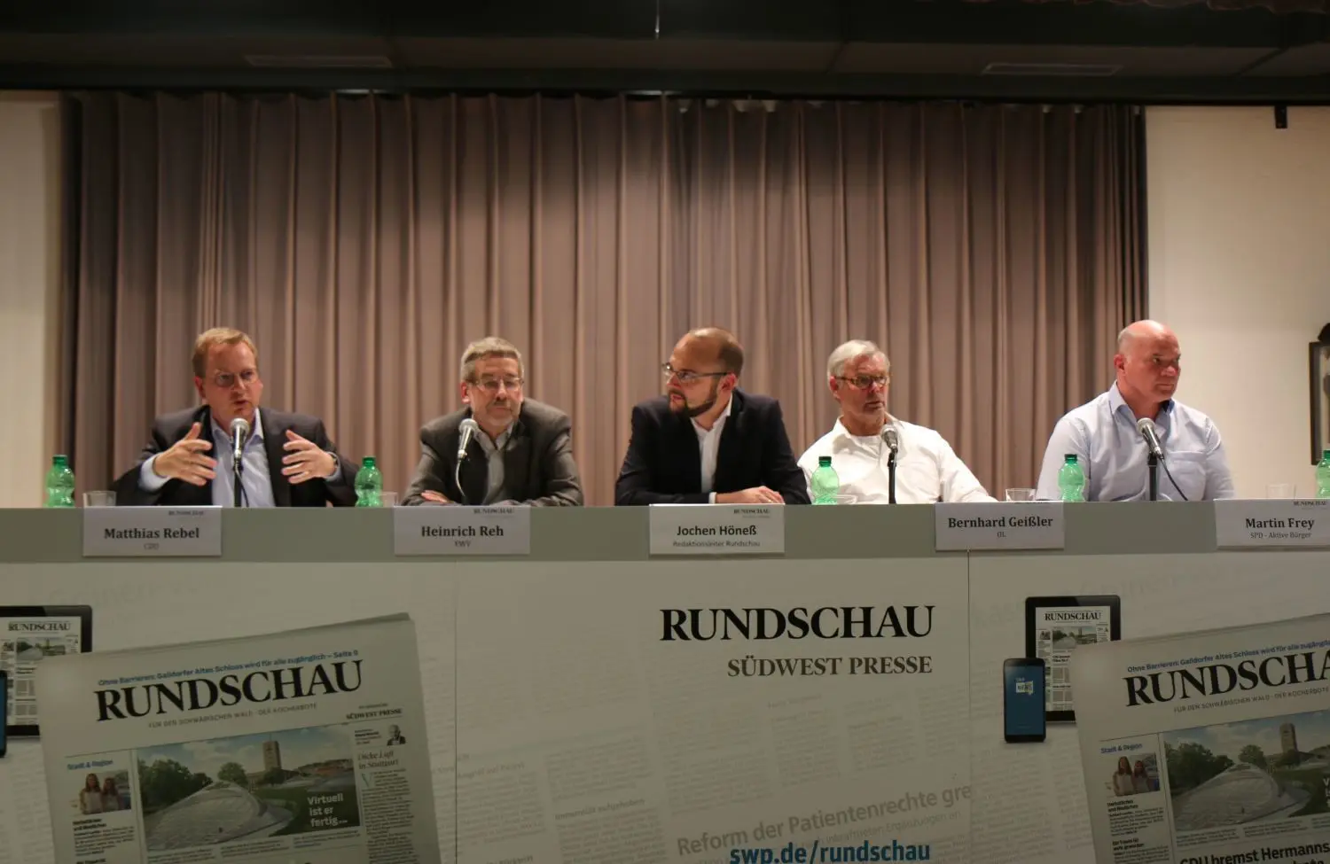 Es geht zur Sache, aber moderat: Auf dem Podium diskutieren (von links) CDU-Fraktionsvorsitzender Matthias Rebel, FWV-Fraktionsvorsitzender Heinrich Reh, Rundschau-Redaktionsleiter Jochen Höneß, Bernhard Geißler, Fraktionsvorsitzender der Offenen Liste, und SPD-Stadtrat Martin Frey.⇥