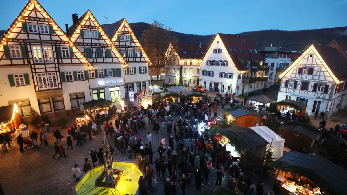 Der Dettinger Marktplatz bietet sich atmosphärisch einfach ideal an für einen Weihnachtsmarkt. Dort gibt es traditionell viele Spezialitäten wie Waffeln aus dem Holzofenwaffeleisen.
Dettingen Weihnachtsmarkt