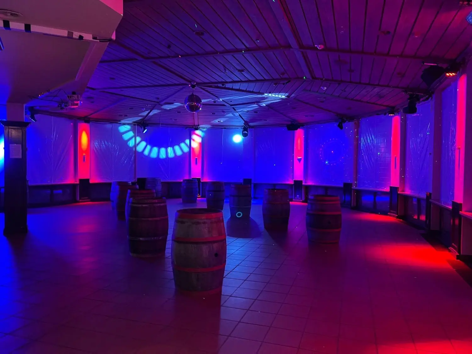 Zusätzlich zum Außenbereich gibt es jetzt einen Innenbereich. Im rustikalen Stil wurde hier eine Pop-up-Bar aufgebaut