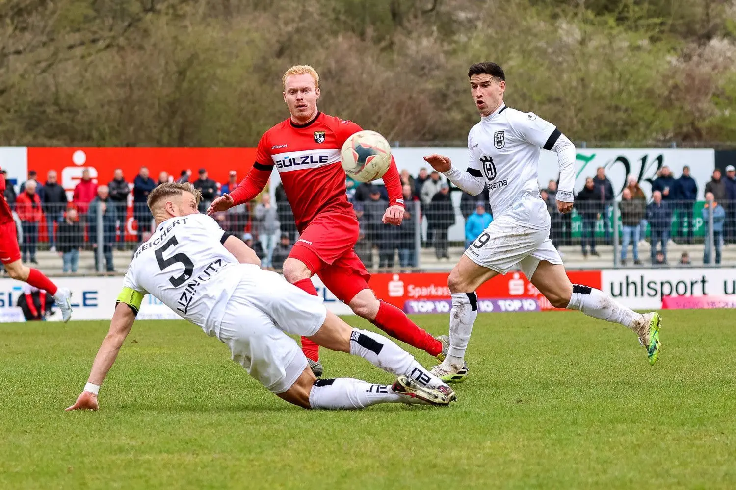 2:0-Erfolg dank Blitzstart: Tabellenführer SSV Ulm 1846 Fußball um Johannes Reichert (l.) und Robin Heußer lässt in Balingen keine Punkte liegen. ⇥r