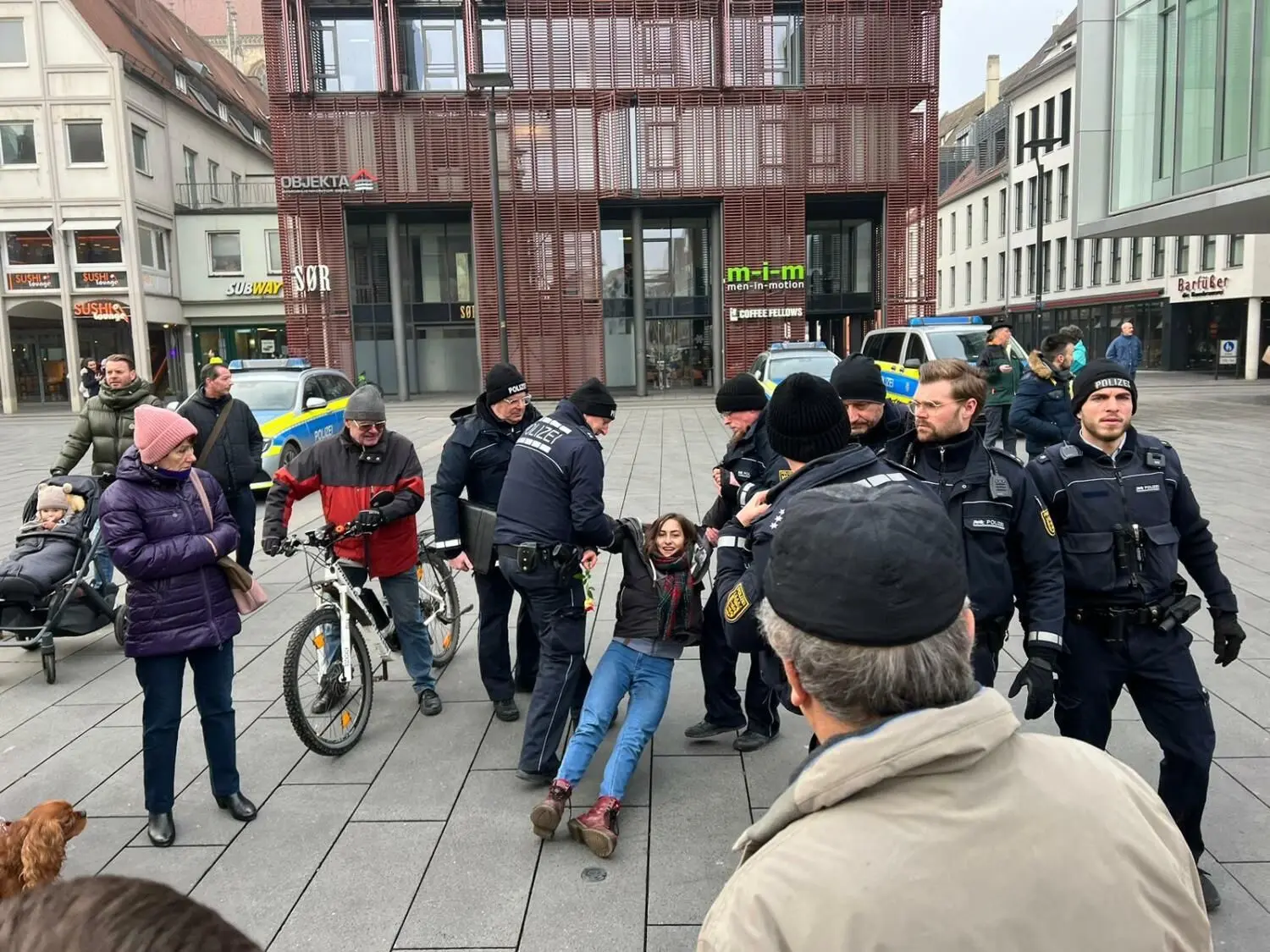 Klimaaktivisten der „Letzten Generation“ protestieren auf der Neuen Straße in Ulm.