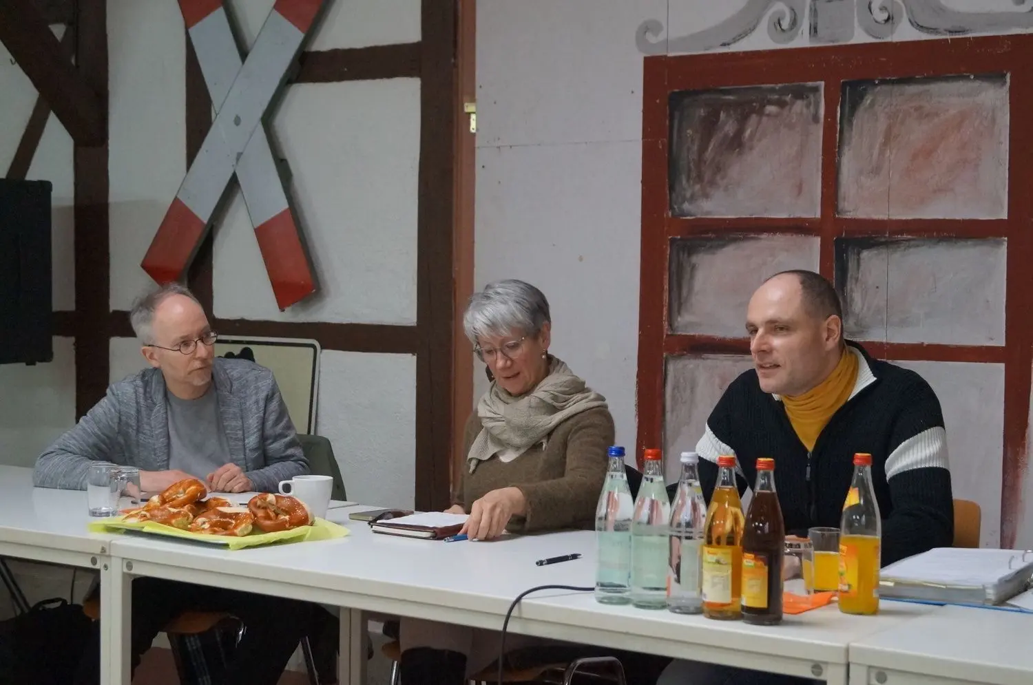 Am Podium im Bahnhof Gerabronn diskutieren Matthias Gastel, Catherine Kern und Marc Müller (von links) in der Hoffnung, die Tauberbahn retten zu können. ⇥
