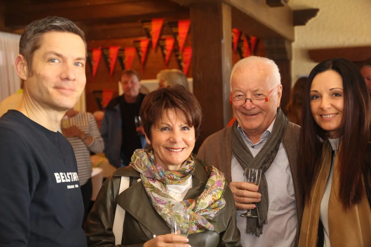 Ein Prosit auf Alina und Giuseppe! Zahlreiche Tennisclubmitglieder und Weiherstube-Stammgäste feierten mit.