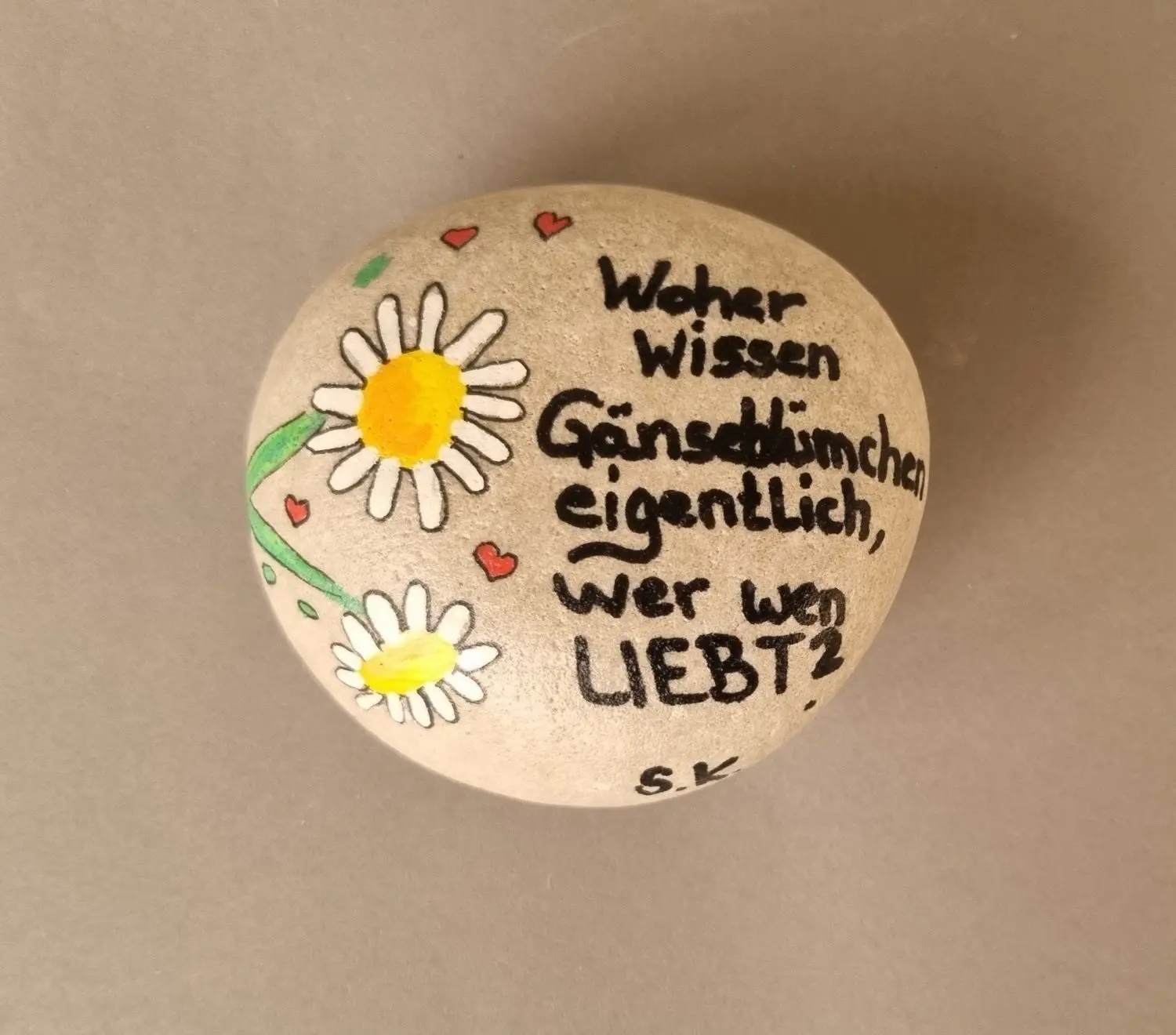 Viele schön verzierte Exemplare liegen dort zum Tauschen oder Weitertragen bereit.