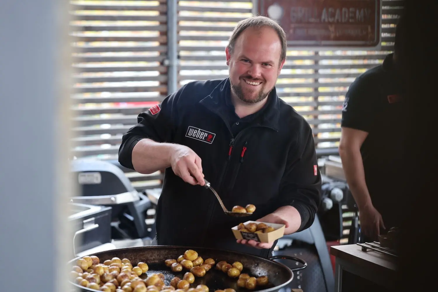 Natürlich ist auch für Verpflegung gesorgt; dank Grillmeister Tobias Walker.