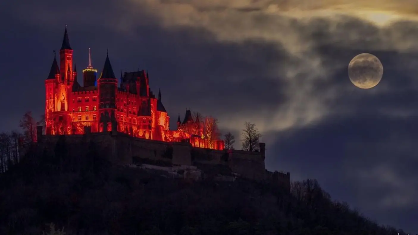 Die Burg in rotes Licht getaucht. Das Bild stammt von dem auf „Mond“-Bilder spezialisierten Jürgen Schmitt, Nagold, dem, ständig auf der Jagd, immer neue, verblüffende Aufnahmen von Gebäuden und Landschaften mit Frau Luna im Hintergrund gelingen.