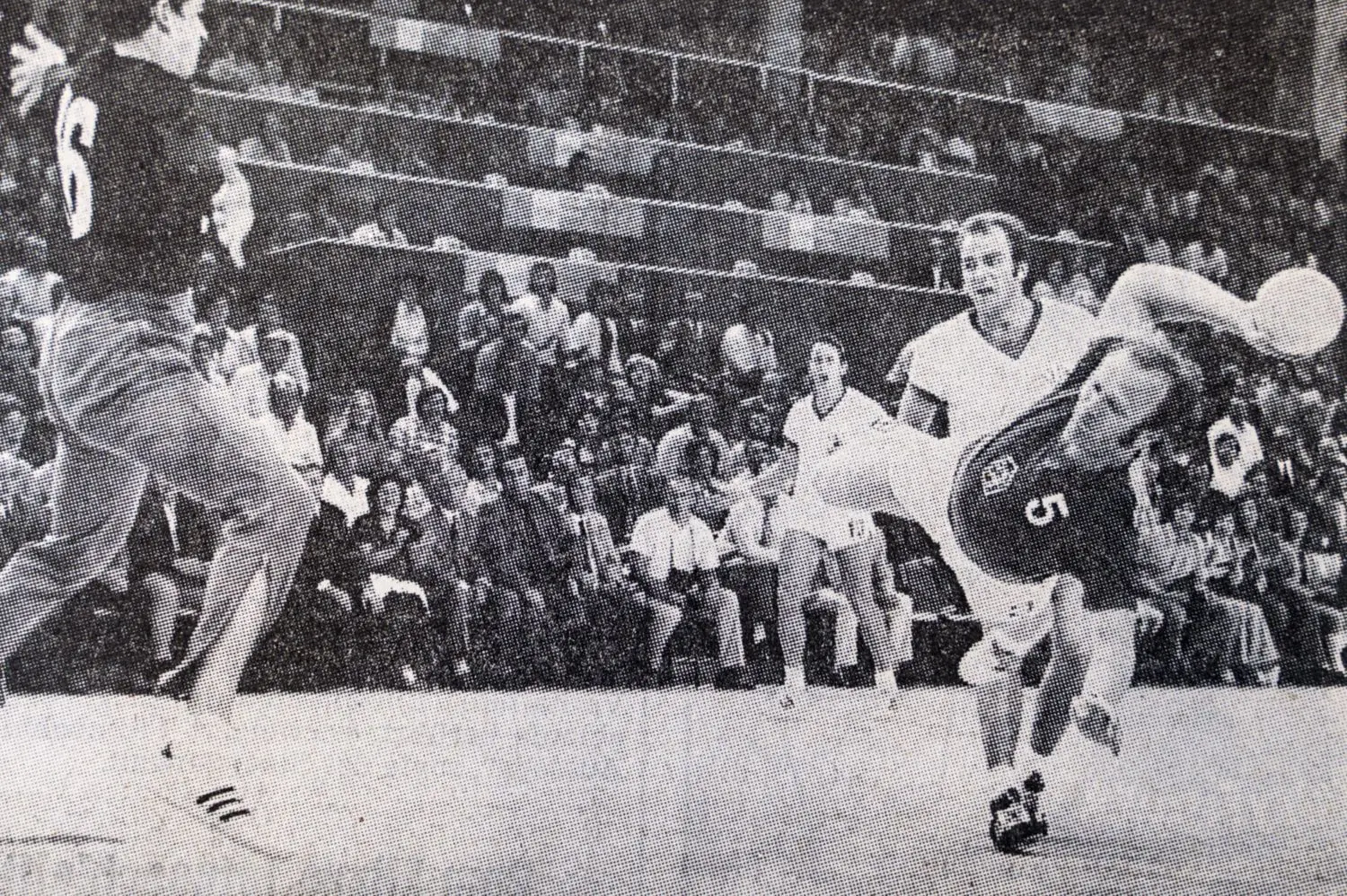 Am 3. September 1972 spielten die DDR und die Tschechoslowakei in der Hohenstaufenhalle gegeneinander. Für die internationalen Spiele in Göppingen wurden auf der Tribüne zahlreiche Presseplätze mit Tischen eingerichtet.⇥