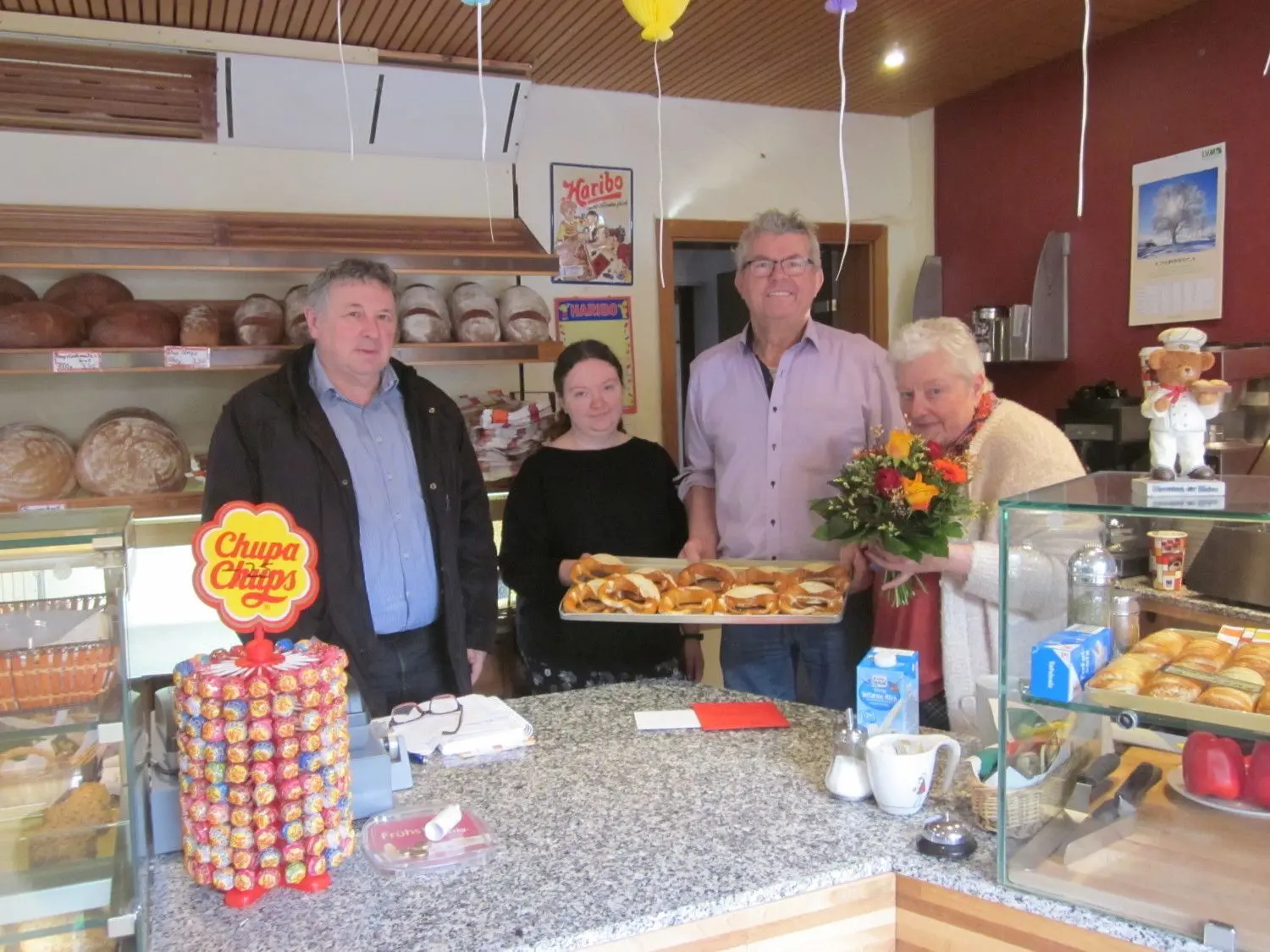Bekannt für gute Brezeln: die Bäckerei Schieber in Wolpertshausen. Nach eineinhalb Jahren ist das Geschäft wieder geöffnet. Das Foto zeigt (von links): Bürgermeister Jürgen Silberzahn, Julia Schieber, Siegbert Sieber und Annegret Schieber.
