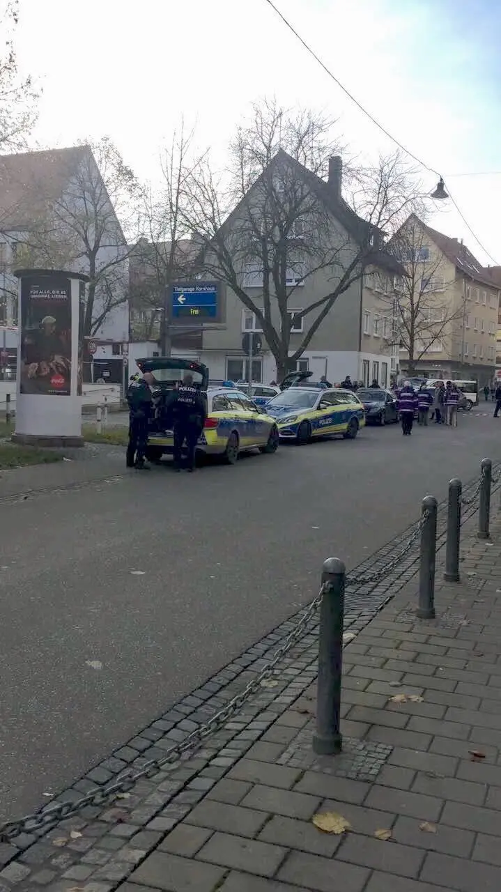 Polizeiwagen nahe der List-Schule am Vormittag.