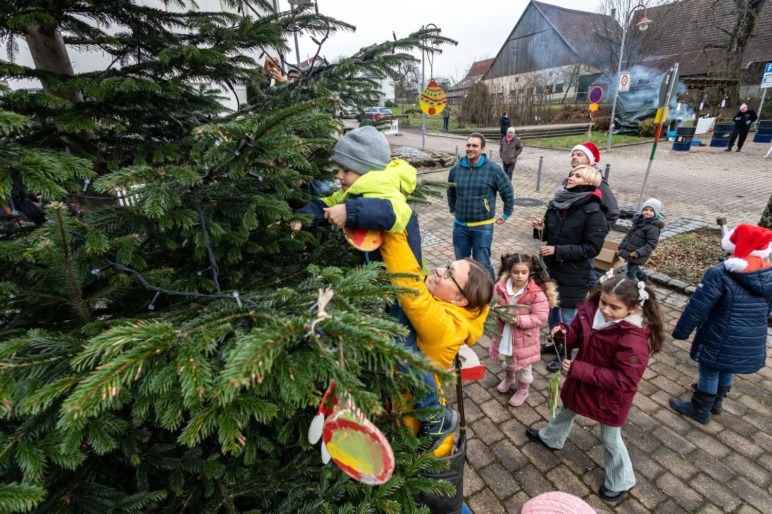 Vorweihnachtliche Stimmung herrschte jetzt am Samstag auf dem Dorfplatz vor dem historischen Rathaus. Kinder durften den Weihnachtsbaum schmücken und dazu basteln. ⇥