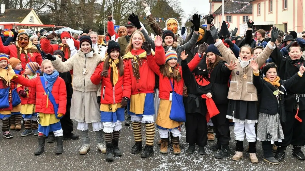 Der Malefizschenk der Narrengesellschaft Oberdischingen hatte nur den Narrensamen im Schlepptau – alle anderen Mitglieder waren in die Organisation des Umzugs eingebunden.⇥
Die Beat Karra Band aus Oberdischingen wurde von einem PS-starken Traktor chauffiert.