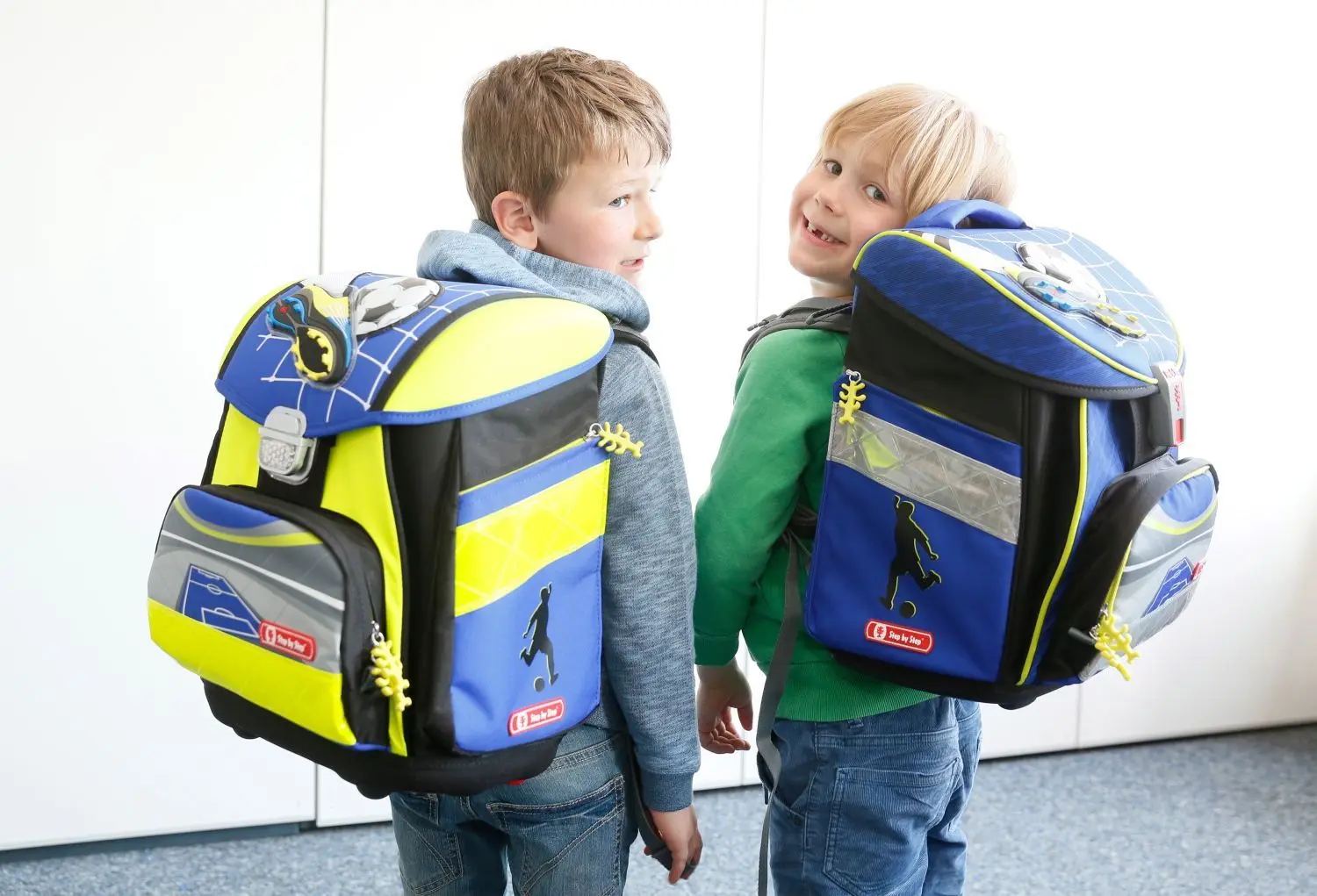 Die zukünftigen Erstklässler Finn und Julian präsentieren ihre neue Schulranzen Die zukünftigen Erstklässler Finn und Julian präsentieren ihre neue Schulranzen⇥