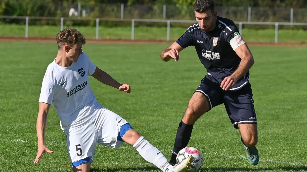 In der Landesliga trifft Srbija Ulm (dunkle Trikots) an diesem Wochenende auf Türkspor Neu-Ulm, die SSG Ulm 99 (weißes Dress) auf Neuling VfL Kirchheim.
Fußball Bezirk Donau/Iller Landesliga FC Srbija Ulm gegen SSG Ulm 99 im Derby
5 SSG, 6 Srbija