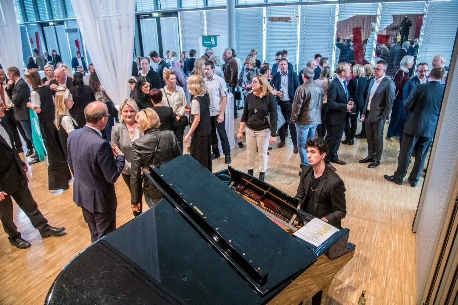 Pianist André Weiß aus Göppingen sorgte bei der Verleihung des Service-Preises im Uditorium am Flügel für die passende musikalische Umrahmung des Abends.