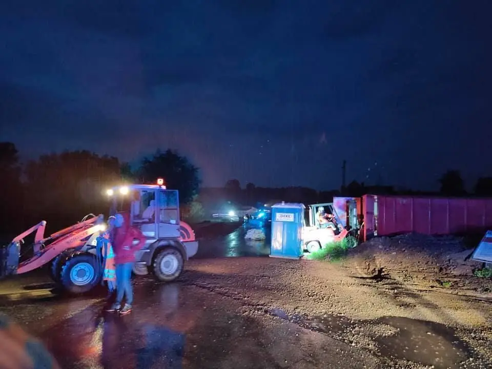 Die Feuerwehr Rangendingen sicherte am späten Montagabend zusammen mit dem Bauhof, Vereinen und Anwohnern die Ufer der Starzel.