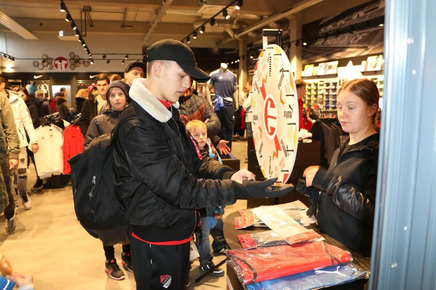 Schon am ersten Tag der zweitägigen Eröffnungsfeier von 11-Teamsports herrscht dichtes Gedränge in den beiden Einkaufsshops. Am Glücksrad kann man tolle Preise gewinnen. ⇥