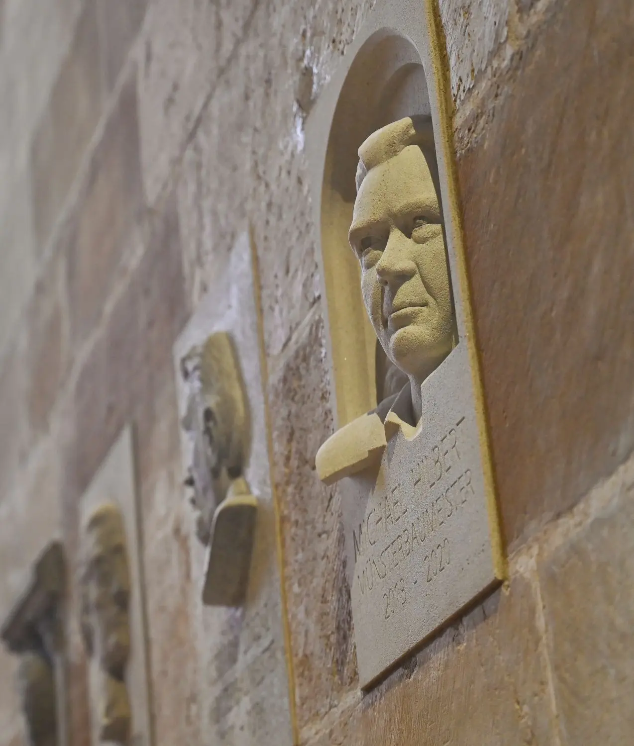 Münster: Relief von Michael Hilbert, von der Bauhütte zur Erinnerung gefertig⇥