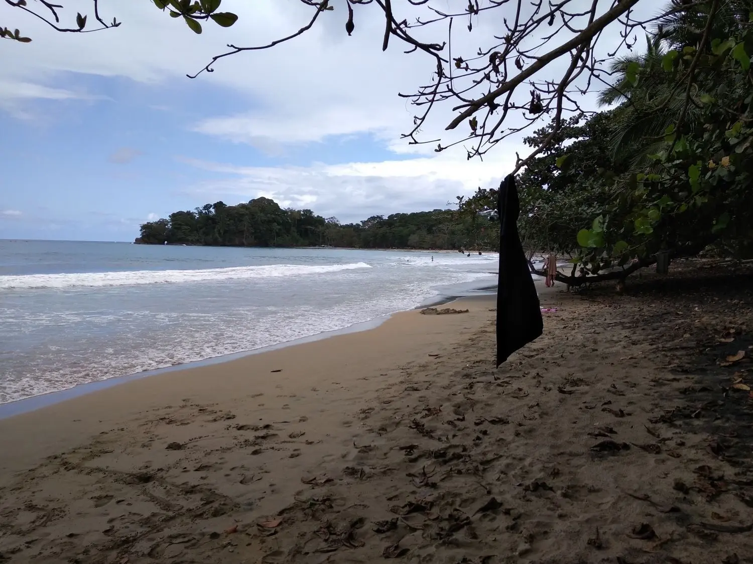 Das Bild oben zeigt die Stadt, wie sie normalerweise ohne Corona aussieht. Der Strand ist menschenleer.⇥