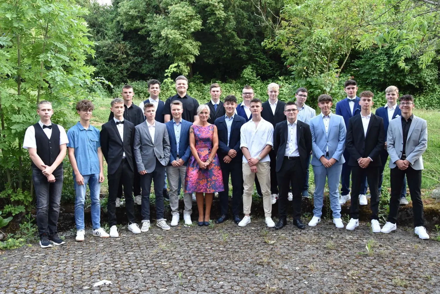 An der Franz-von-Sales-Jungenrealschule in Ehingen haben am Donnerstagabend 20 Schüler ihr Zeugnis der Mittleren Reife erhalten. Das Motto des Abends lautete: „Reach for the Stars“. Schulleiter Jürgen Wicker zog Vergleiche zur Weltraumorganisation ESA und der deutschen Nationalmannschaft, die am Datum des 13. Juli ihren „vierten Stern“ erhalten hatten. „Euer Motto hat sehr starken Aufforderungscharakter. Greift nach den Sternen und verwirklicht eure Träume“, sagte der Rektor. Mit einem Gesamtschnitt von 2,2 erreichten die heranwachsenden jungen Männer einen der besten Teiler in der noch jungen Geschichte der Schule. Es gab sechs Preise und vier Belobigungen. Klassenlehrerin Else Winkler erhielt als Dank für die langjährige Begleitung ein Originaltrikot mit Unterschriften von Profifußballer Christoph Kramer. Die Anhängerin des Vereins Borussia Mönchengladbach war sichtlich gerührt.