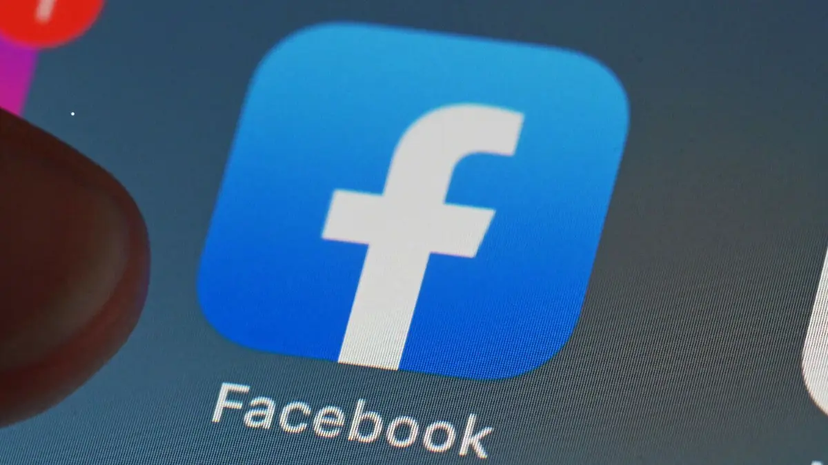 Längst sind Posts und Kommentare auf Facebook im Fokus der Ermittler der Polizei: Eine Frau aus Erkner muss sich deshalb nun vor dem Amtsgericht in Fürstenwalde verantworten.
ARCHIV - 10.06.2020, Baden-Württemberg, Karlsruhe: ILLUSTRATION - Auf dem Bildschirm eines Smartphones ist die Facebook-App zu sehen. Generalstaatsanwälte aus 14 US-Bundesstaaten wollen von Facebook wissen, ob prominente Impfgegner bei dem Online-Netzwerk von einer Sonderbehandlung profitiert haben. (zu dpa: «US-Staatsanwälte hinterfragen Facebooks Umgang mit Impfgegnern») Foto: Uli Deck/dpa +++ dpa-Bildfunk +++