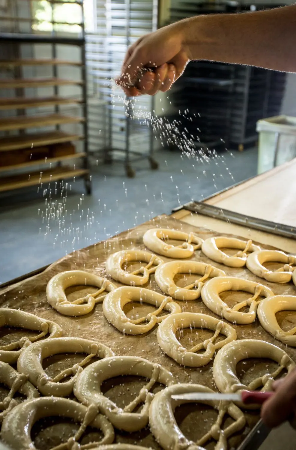 Alles Handarbeit in der Bäckerei Stimpfle: Das Schlingen, das Bestreuen mit Salz und das Backen.⇥